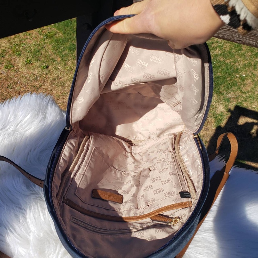 ❌SOLD❌Pre-Owned Michael Kors backpack navy blue - Picture 4 of 7